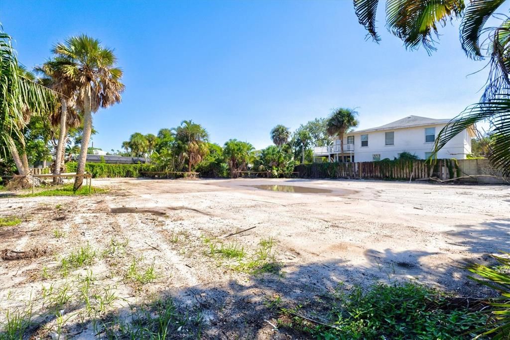 На продажу: $1,199,000 (0.36 acres)
