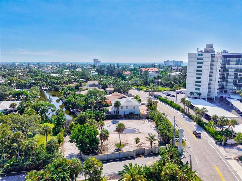 На продажу: $1,199,000 (0.36 acres)