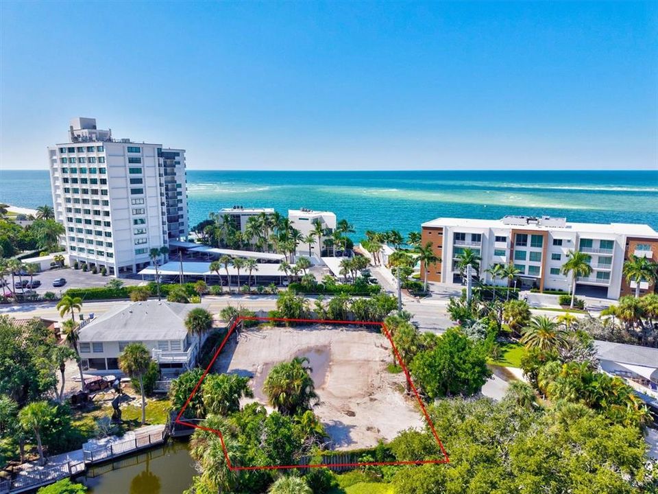 На продажу: $1,199,000 (0.36 acres)