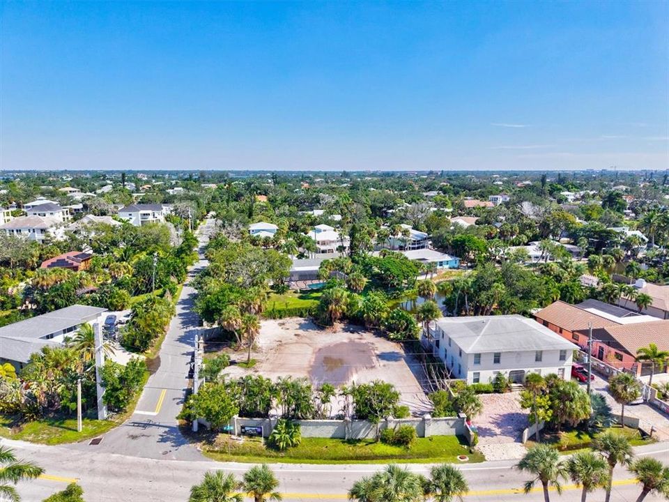 На продажу: $1,199,000 (0.36 acres)