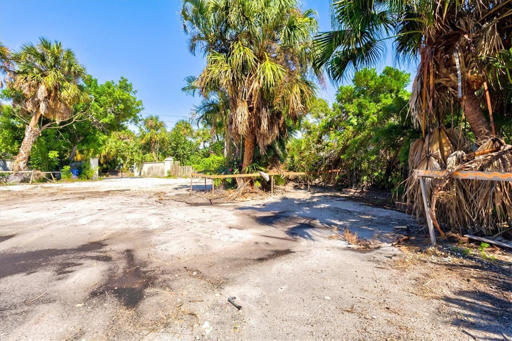 На продажу: $1,199,000 (0.36 acres)