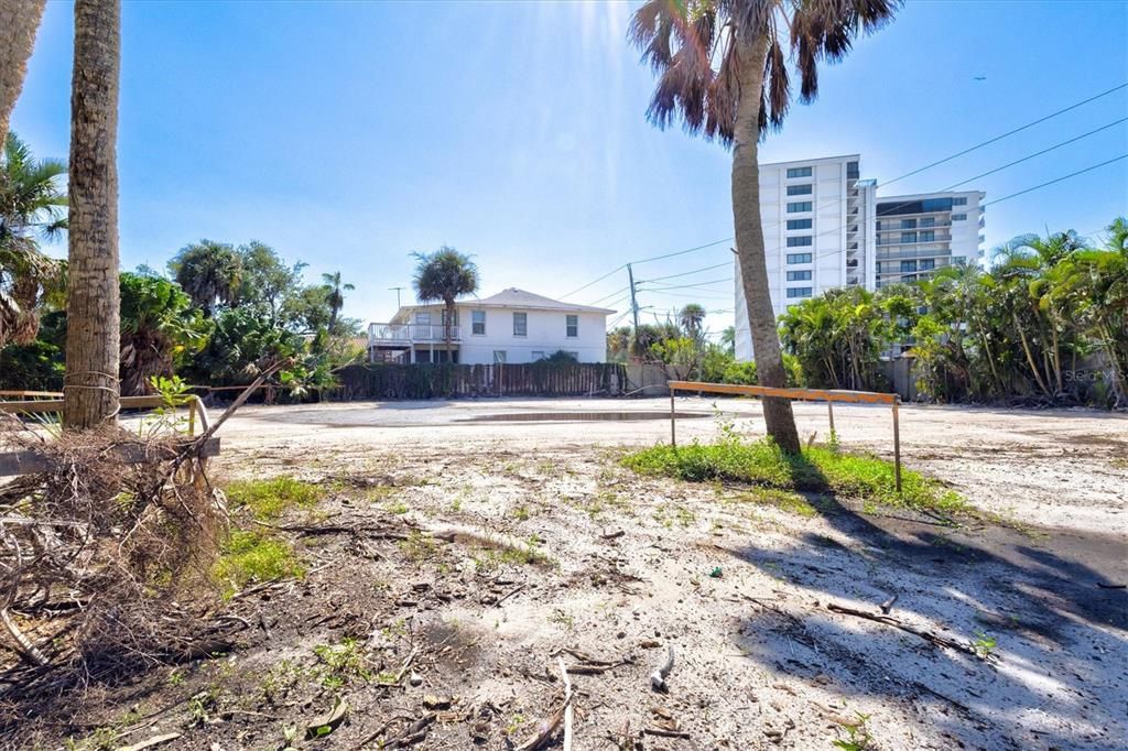 На продажу: $1,199,000 (0.36 acres)
