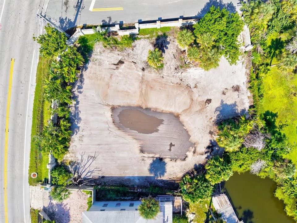 На продажу: $1,199,000 (0.36 acres)