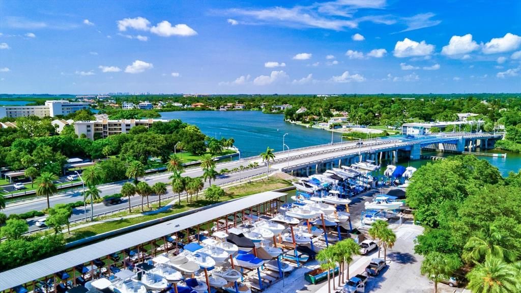 На продажу: $1,199,000 (0.36 acres)