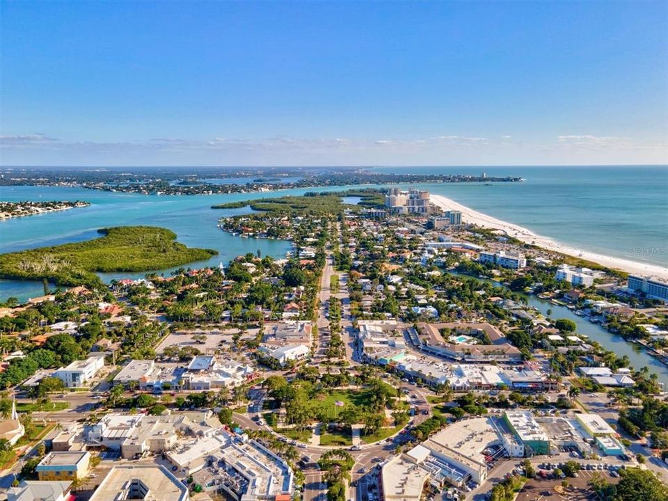На продажу: $1,199,000 (0.36 acres)