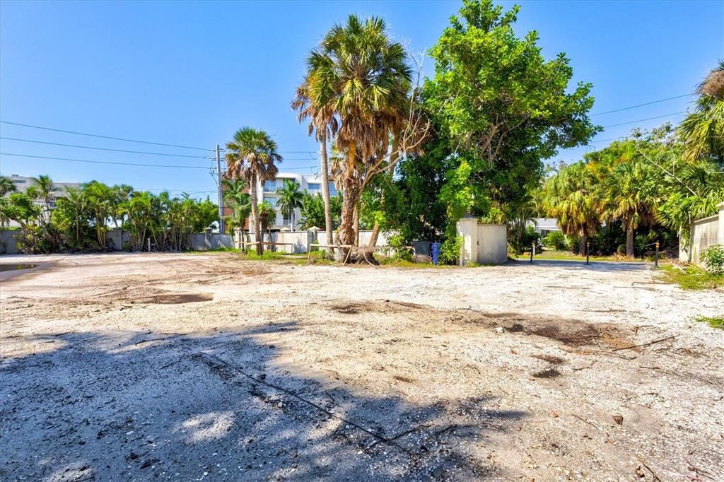 На продажу: $1,199,000 (0.36 acres)