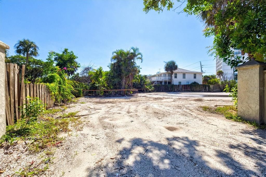 На продажу: $1,199,000 (0.36 acres)