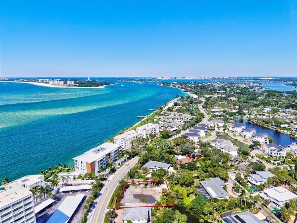 На продажу: $1,199,000 (0.36 acres)