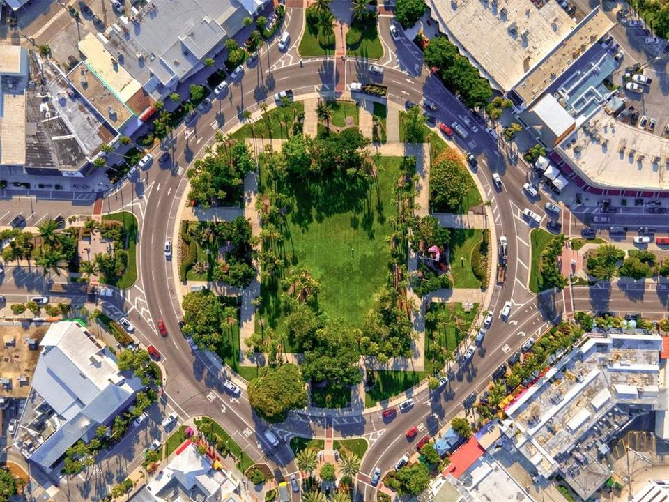 На продажу: $1,199,000 (0.36 acres)