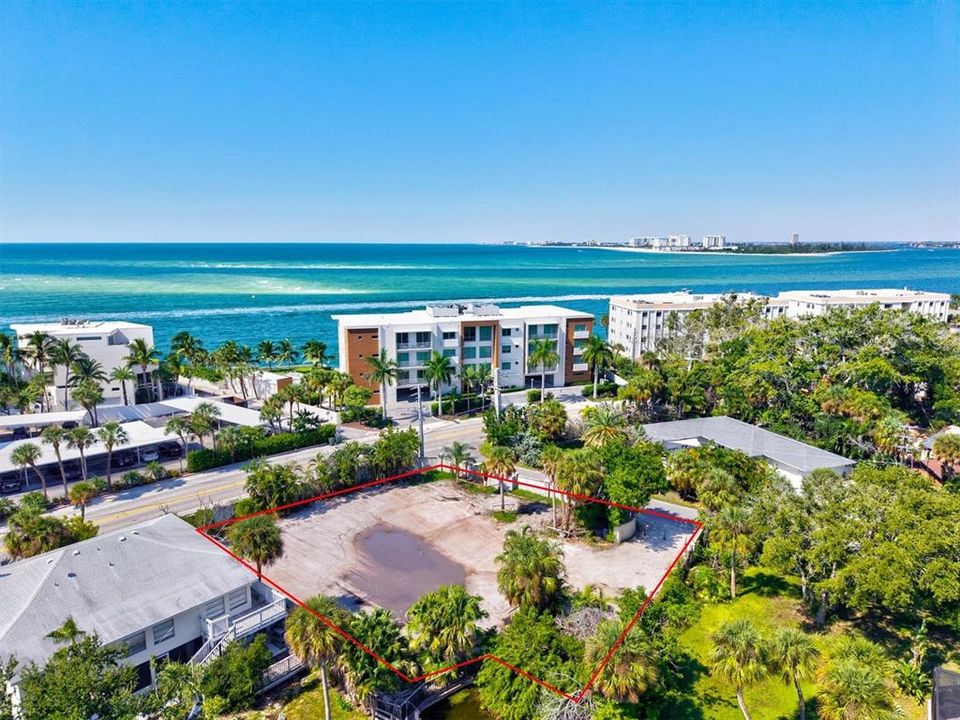 На продажу: $1,199,000 (0.36 acres)