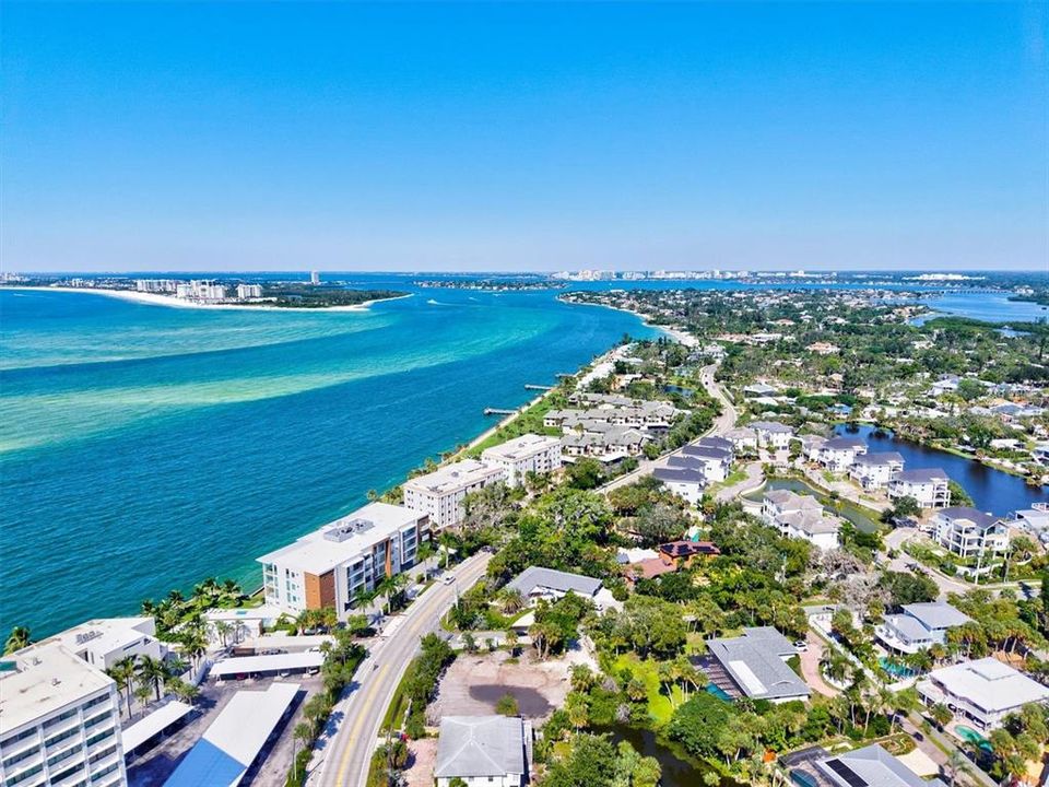 На продажу: $1,199,000 (0.36 acres)