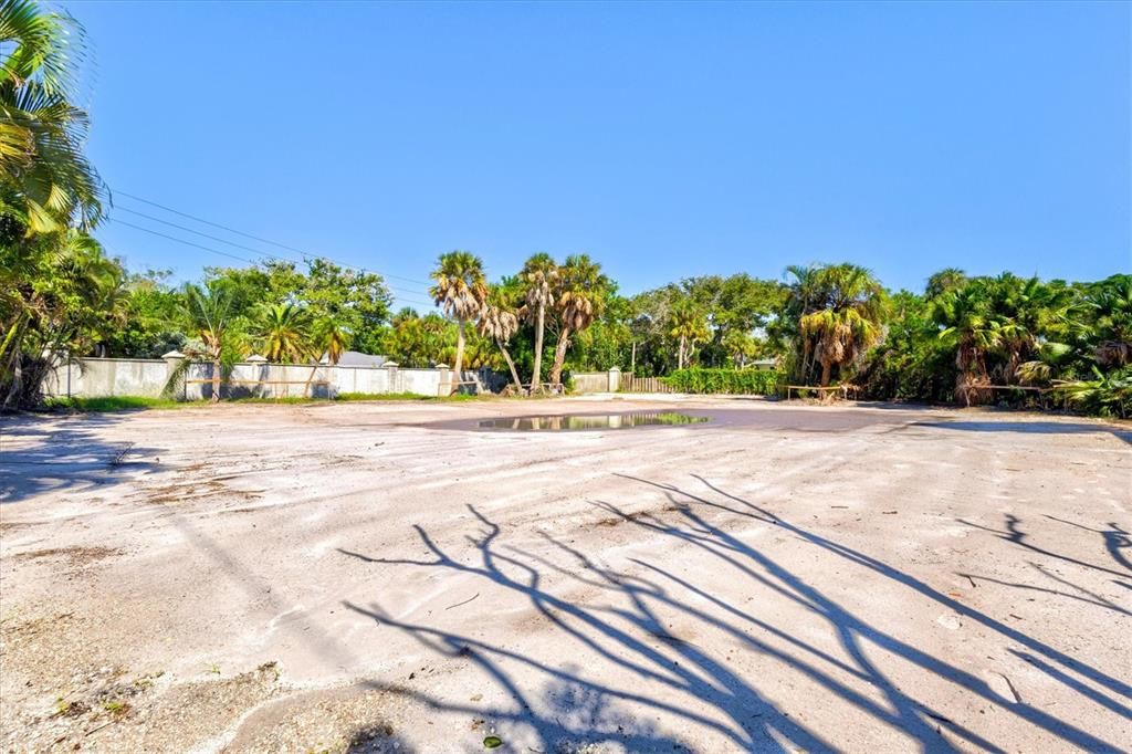 На продажу: $1,199,000 (0.36 acres)