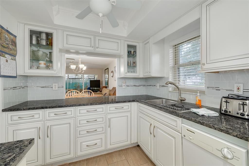 For Sale: $200,000 (2 beds, 2 baths, 1030 Square Feet)