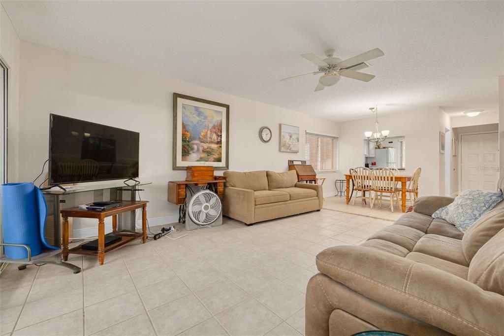 For Sale: $200,000 (2 beds, 2 baths, 1030 Square Feet)