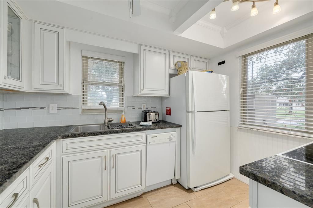 For Sale: $200,000 (2 beds, 2 baths, 1030 Square Feet)