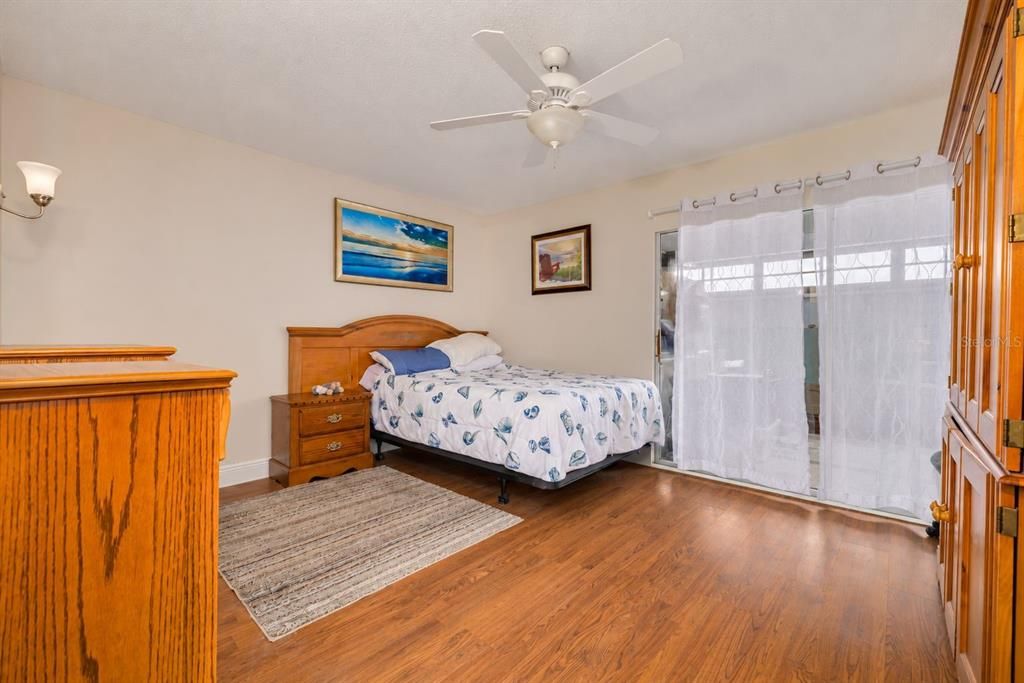 For Sale: $200,000 (2 beds, 2 baths, 1030 Square Feet)
