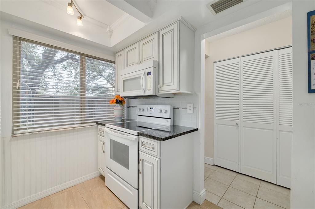 For Sale: $200,000 (2 beds, 2 baths, 1030 Square Feet)