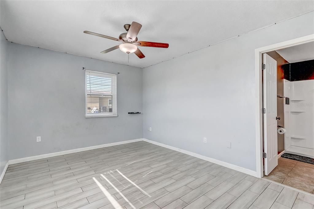 For Sale: $219,999 (4 beds, 2 baths, 1405 Square Feet)