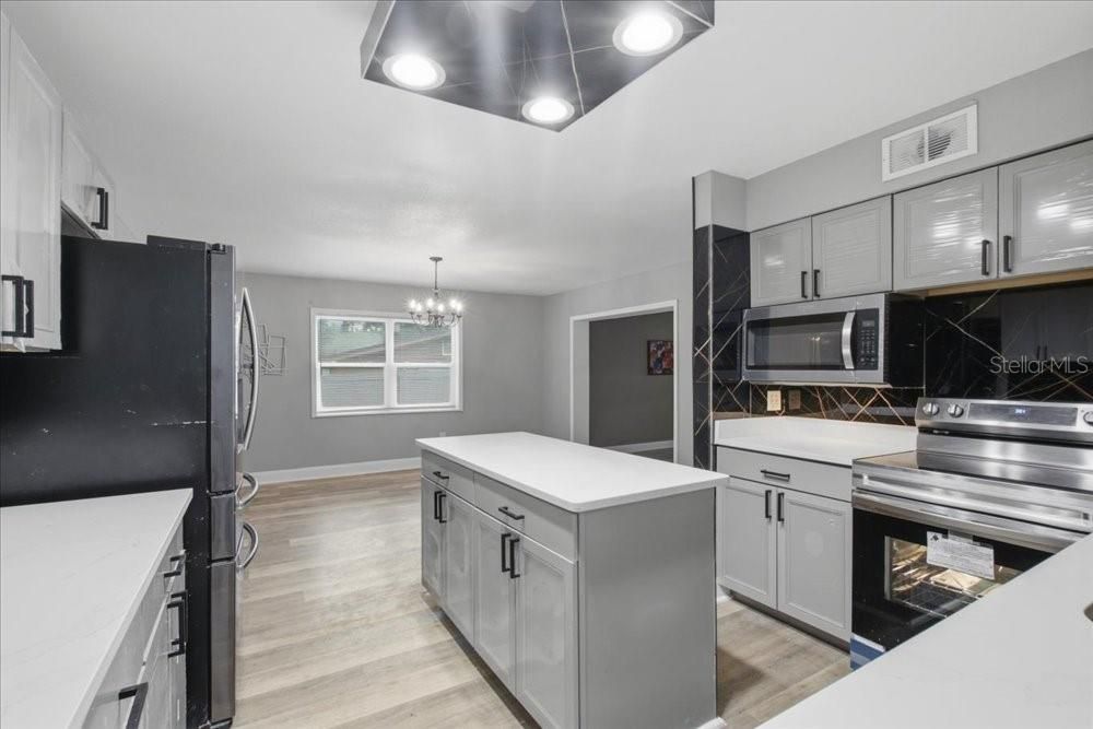 For Sale: $327,000 (3 beds, 2 baths, 1304 Square Feet)