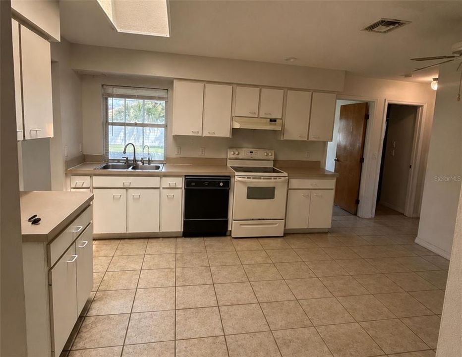 На продажу: $249,999 (3 спален, 2 ванн, 1199 Квадратных фут)