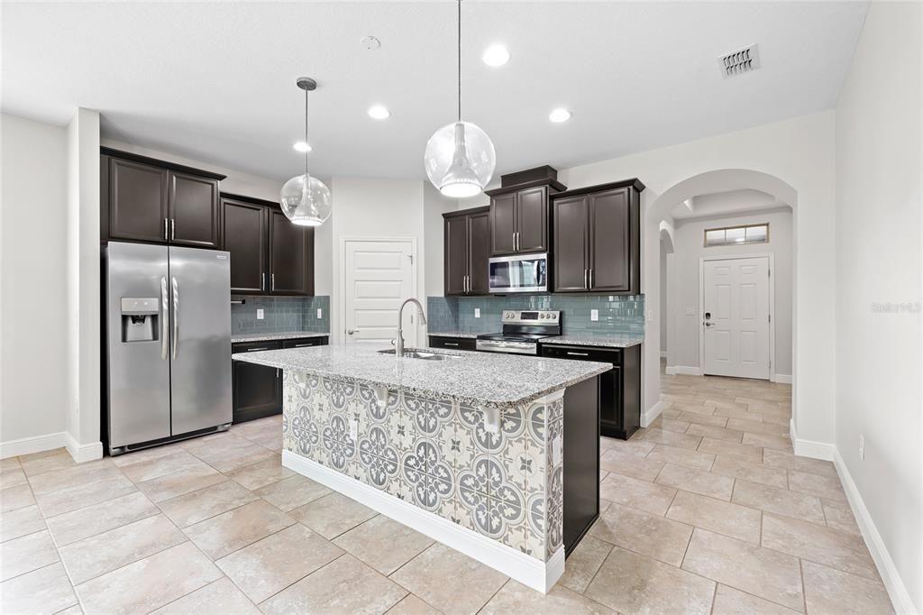 For Sale: $579,900 (3 beds, 3 baths, 2200 Square Feet)