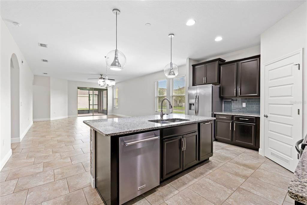 For Sale: $579,900 (3 beds, 3 baths, 2200 Square Feet)