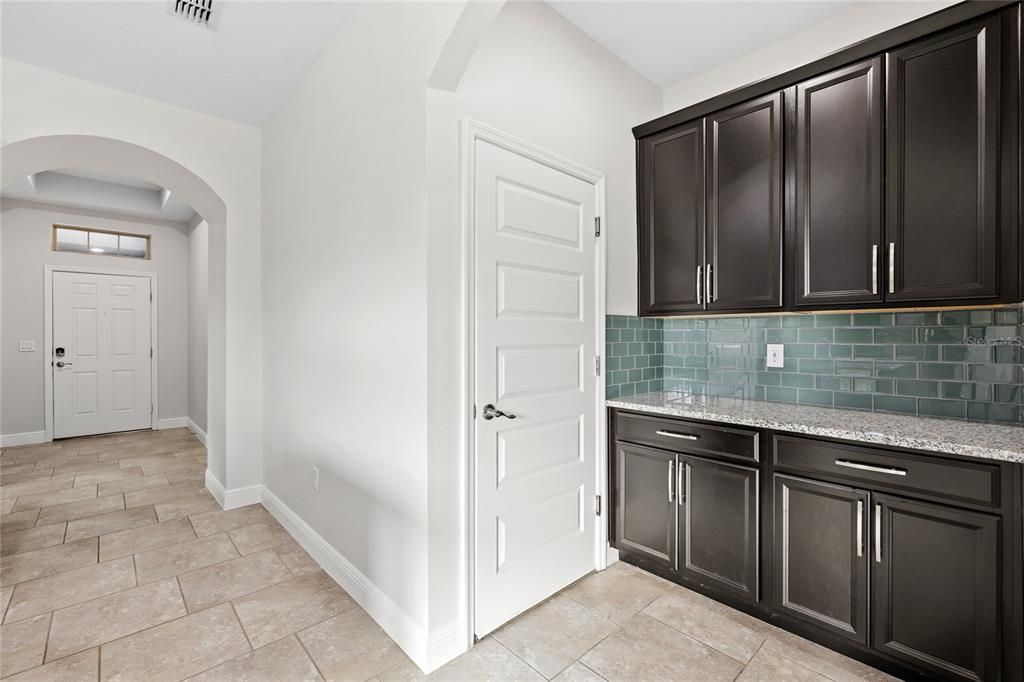 For Sale: $579,900 (3 beds, 3 baths, 2200 Square Feet)