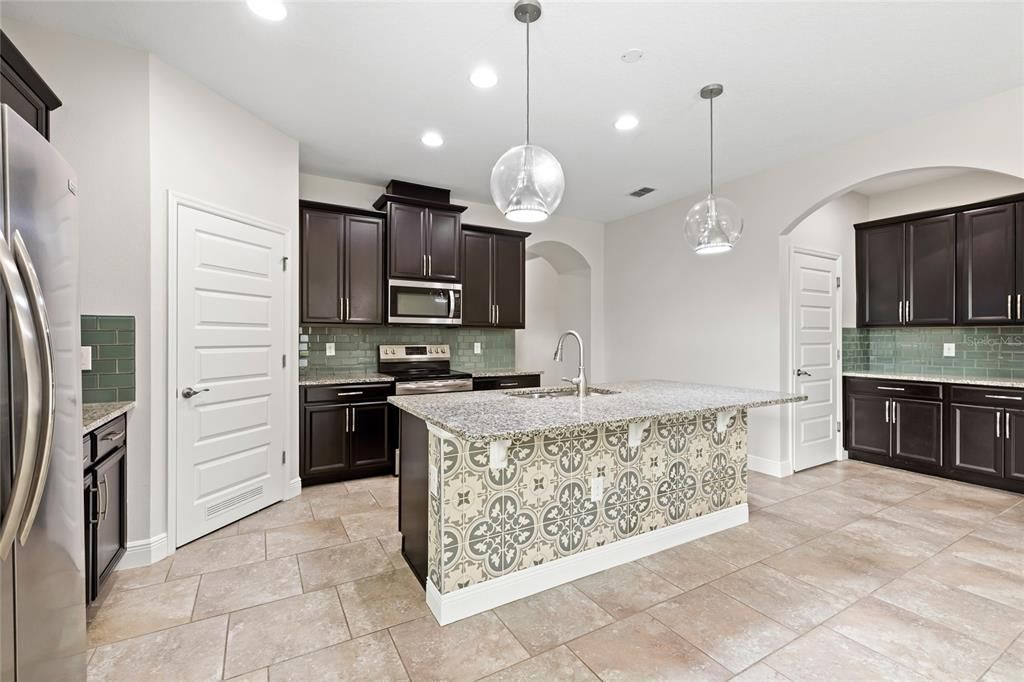 For Sale: $579,900 (3 beds, 3 baths, 2200 Square Feet)