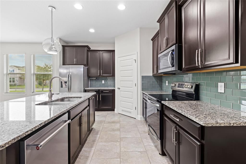 For Sale: $579,900 (3 beds, 3 baths, 2200 Square Feet)