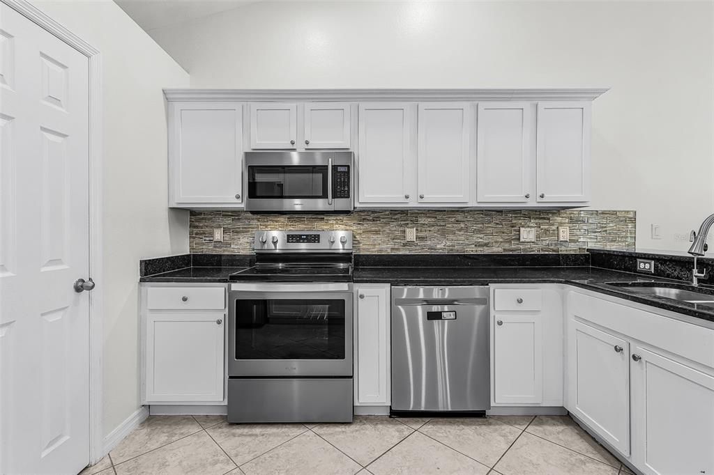 En Venta: $435,000 (3 camas, 2 baños, 2556 Pies cuadrados)