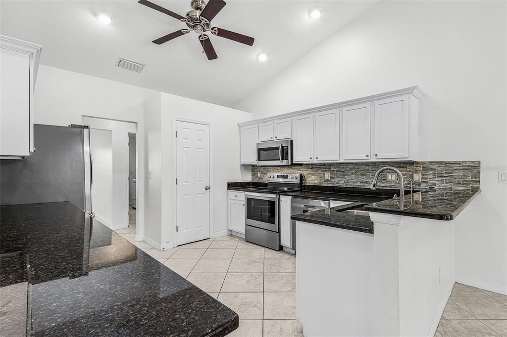 En Venta: $435,000 (3 camas, 2 baños, 2556 Pies cuadrados)
