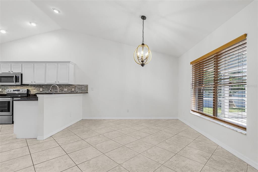 En Venta: $435,000 (3 camas, 2 baños, 2556 Pies cuadrados)