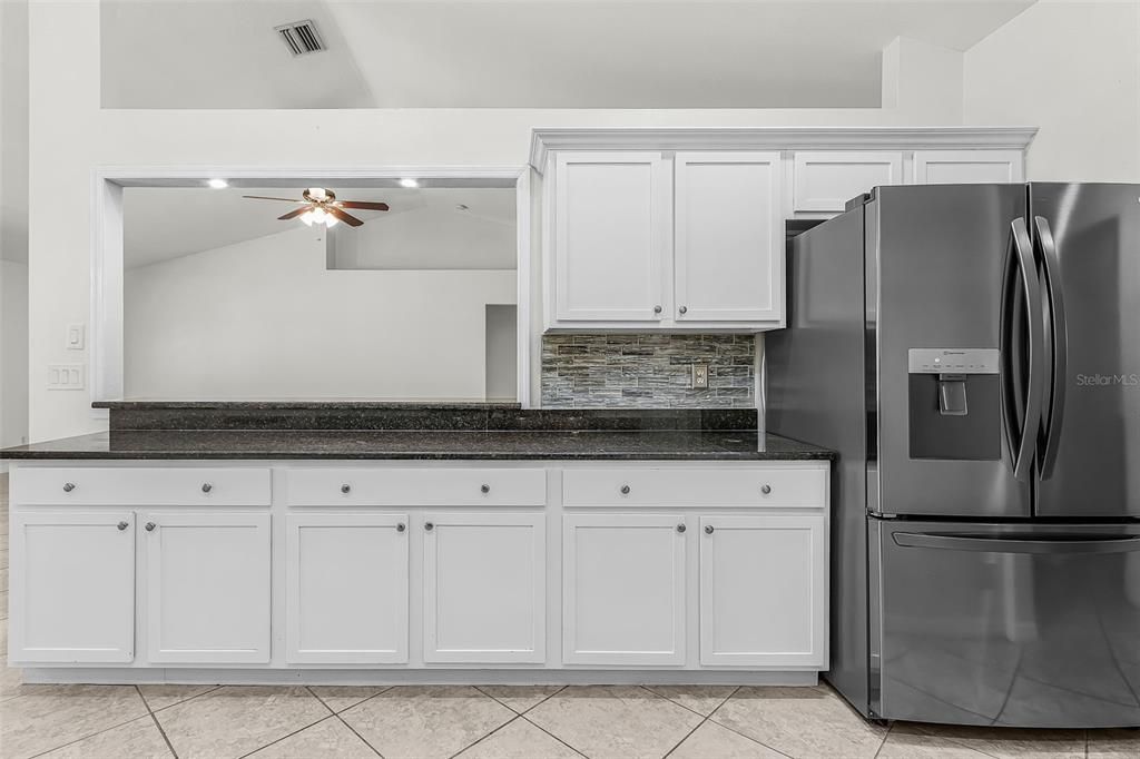 En Venta: $435,000 (3 camas, 2 baños, 2556 Pies cuadrados)