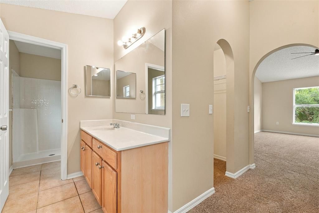 待售: $360,000 (4 贝兹, 2 浴室, 2200 平方英尺)