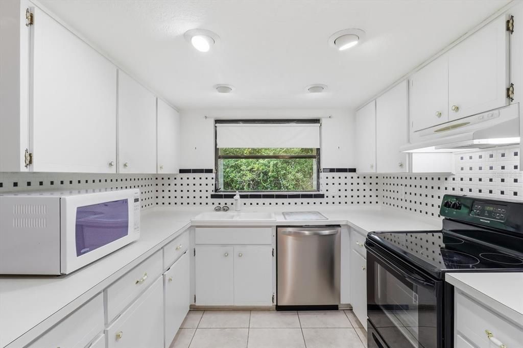 For Sale: $237,500 (3 beds, 2 baths, 1716 Square Feet)