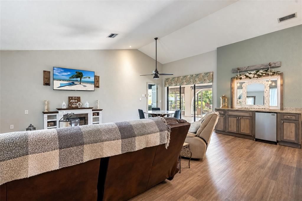 For Sale: $379,900 (3 beds, 3 baths, 2090 Square Feet)