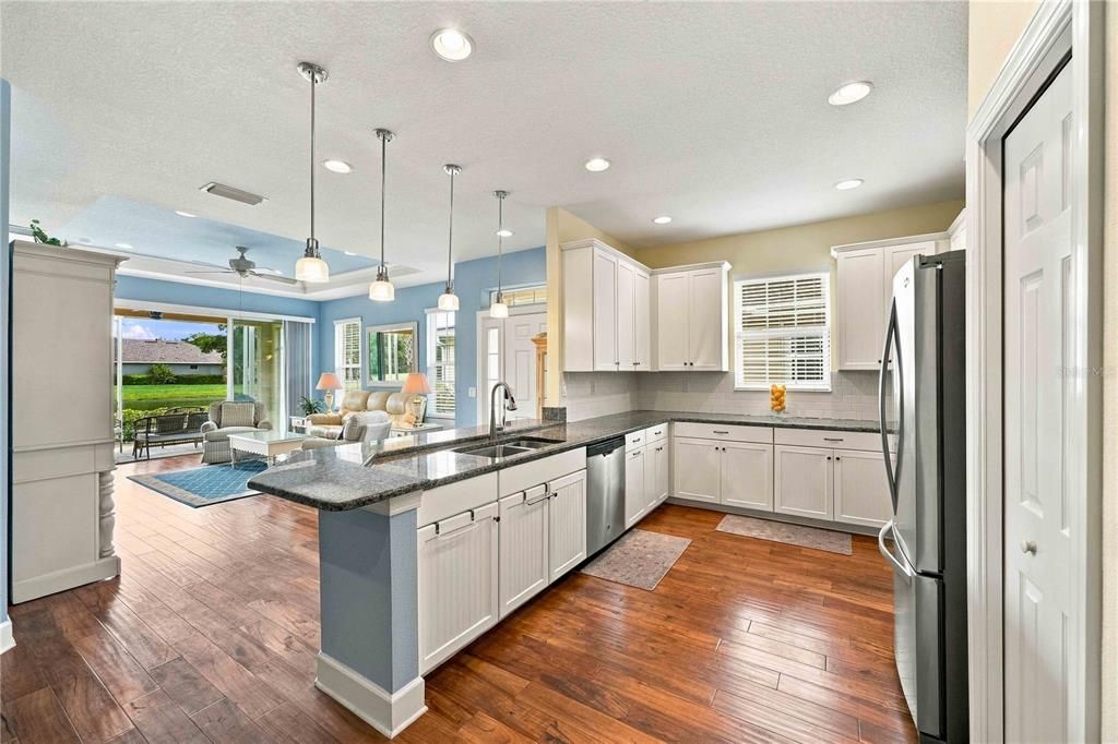 For Sale: $350,000 (2 beds, 2 baths, 1558 Square Feet)