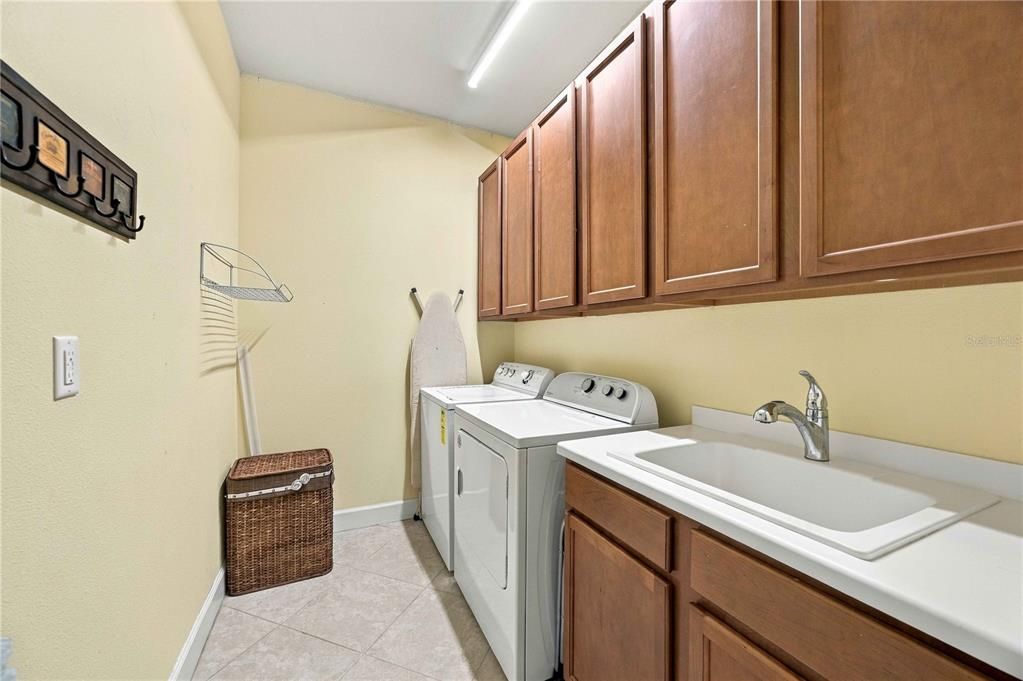 For Sale: $350,000 (2 beds, 2 baths, 1558 Square Feet)