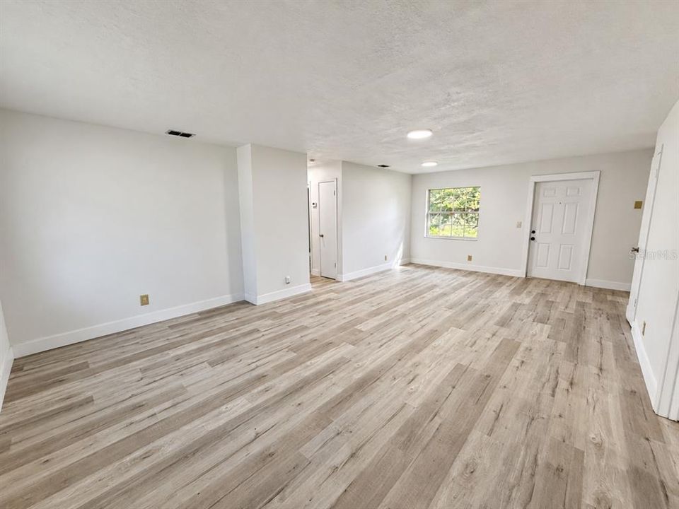 For Sale: $215,000 (3 beds, 2 baths, 1092 Square Feet)