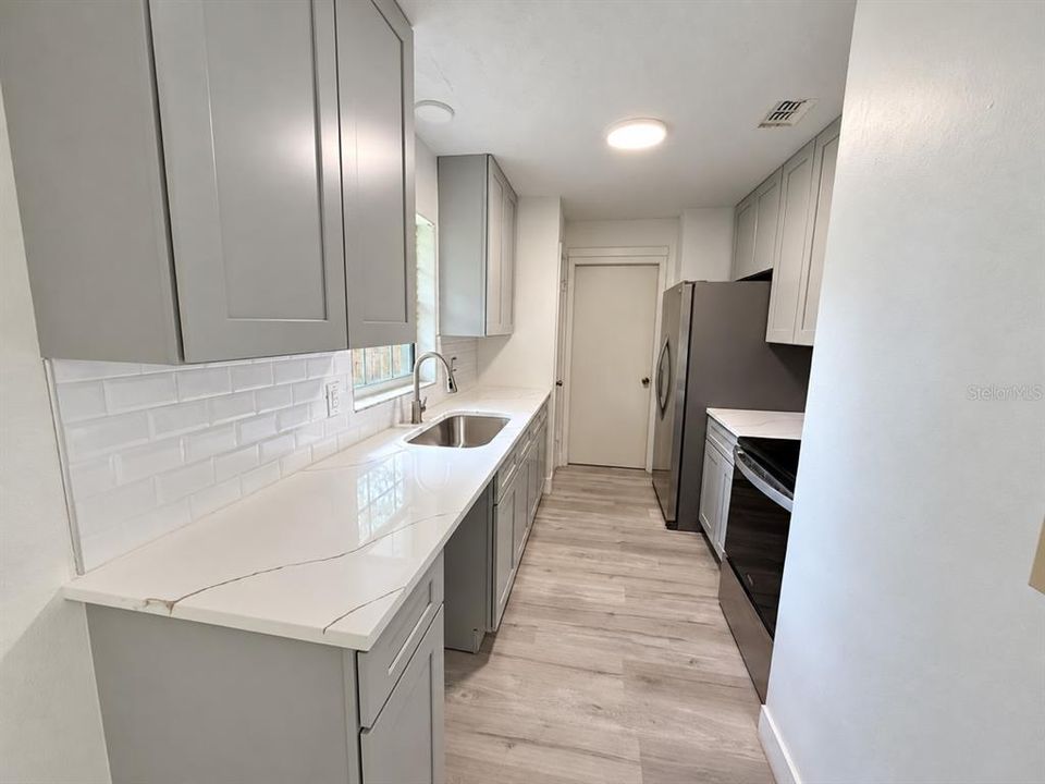 For Sale: $215,000 (3 beds, 2 baths, 1092 Square Feet)