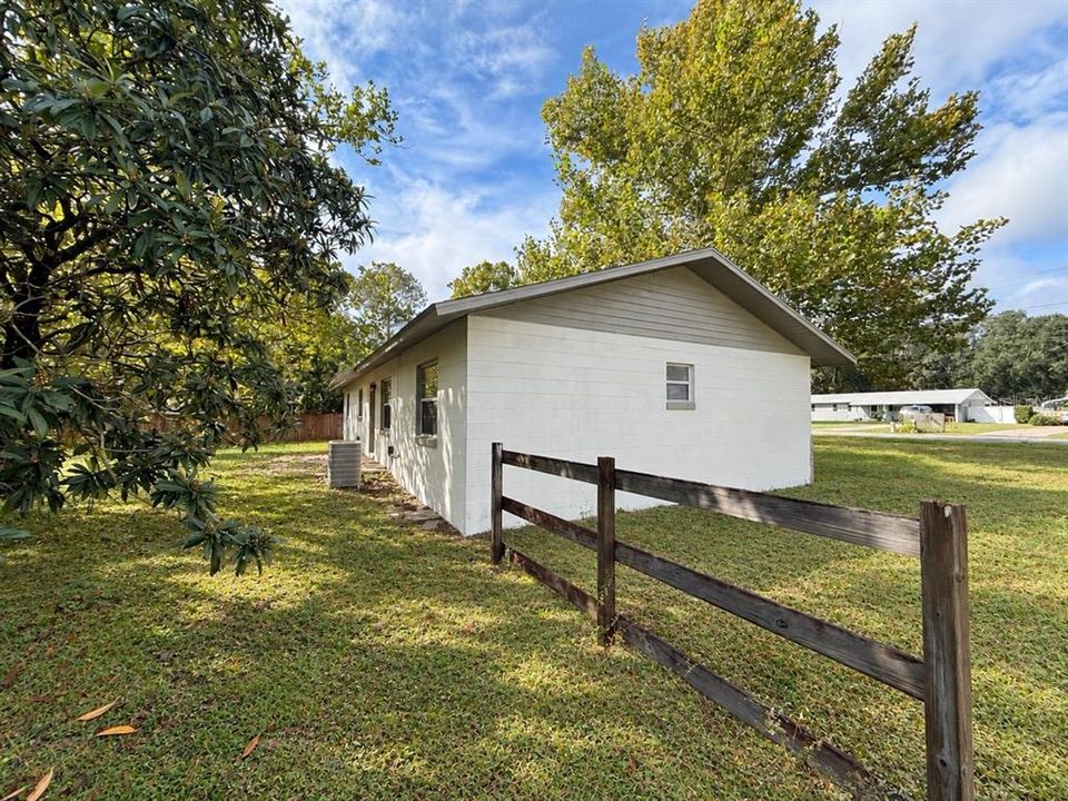 For Sale: $215,000 (3 beds, 2 baths, 1092 Square Feet)