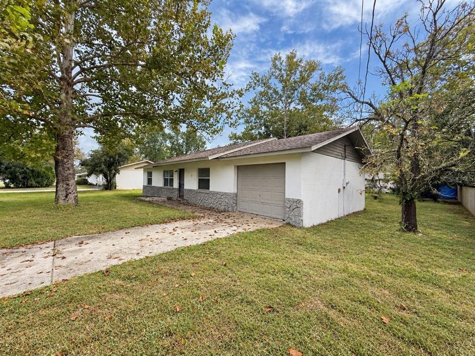 For Sale: $215,000 (3 beds, 2 baths, 1092 Square Feet)