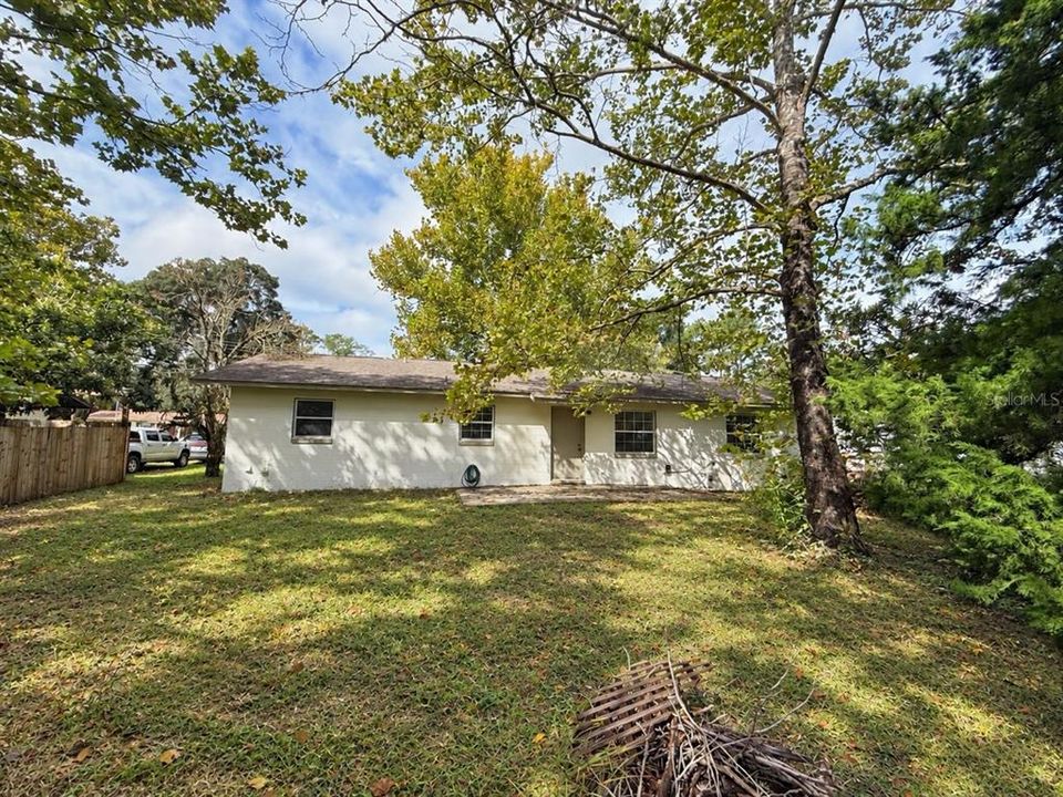 For Sale: $215,000 (3 beds, 2 baths, 1092 Square Feet)