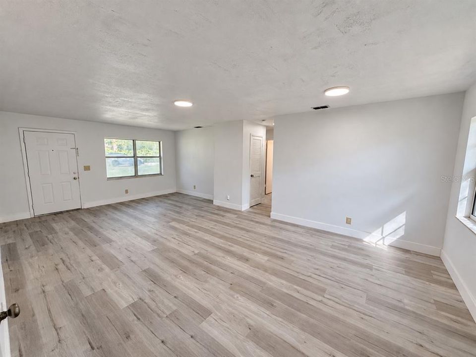 For Sale: $215,000 (3 beds, 2 baths, 1092 Square Feet)