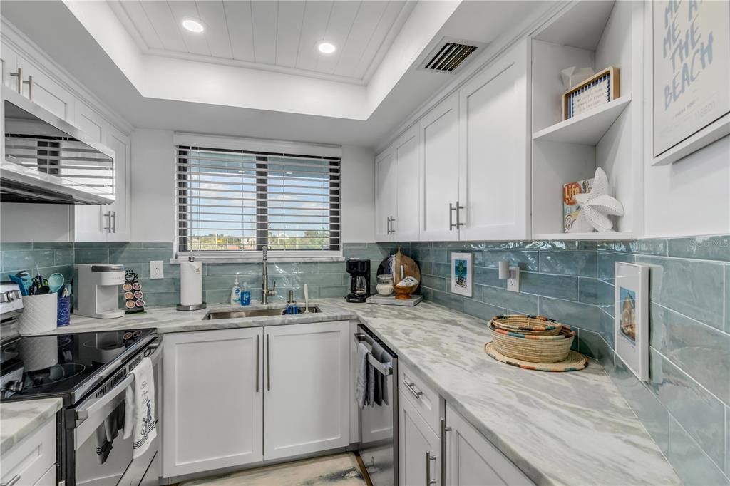 For Sale: $325,000 (1 beds, 1 baths, 768 Square Feet)