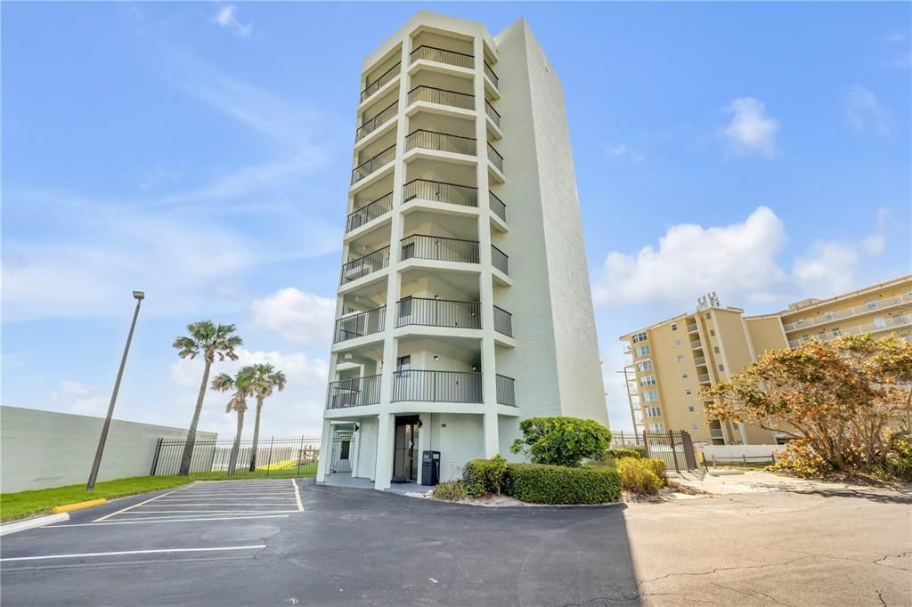 For Sale: $325,000 (1 beds, 1 baths, 768 Square Feet)