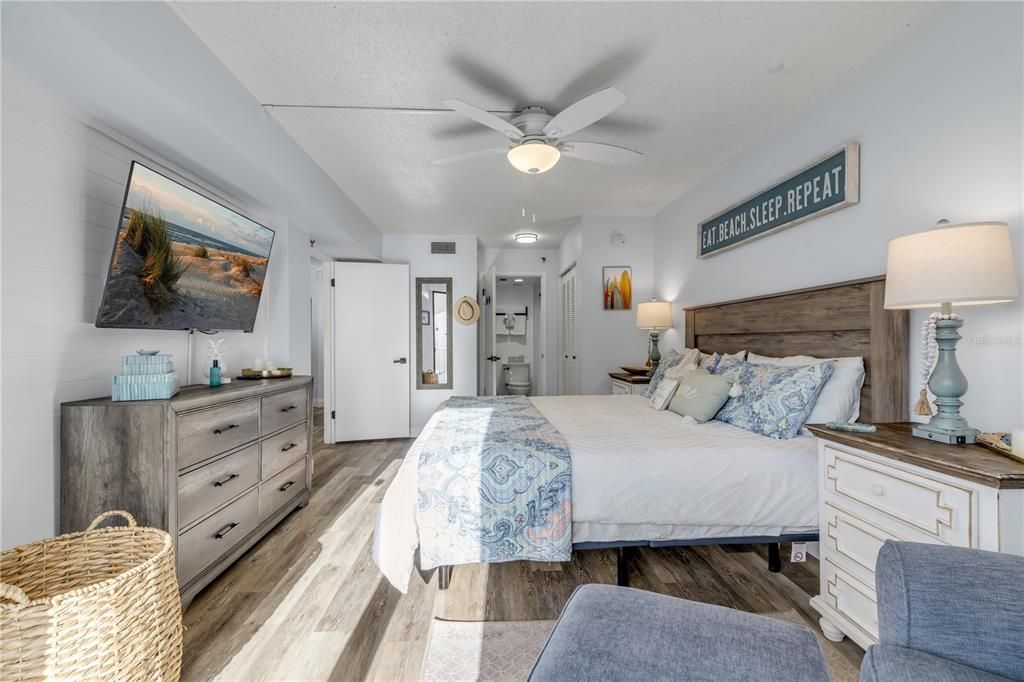 For Sale: $325,000 (1 beds, 1 baths, 768 Square Feet)