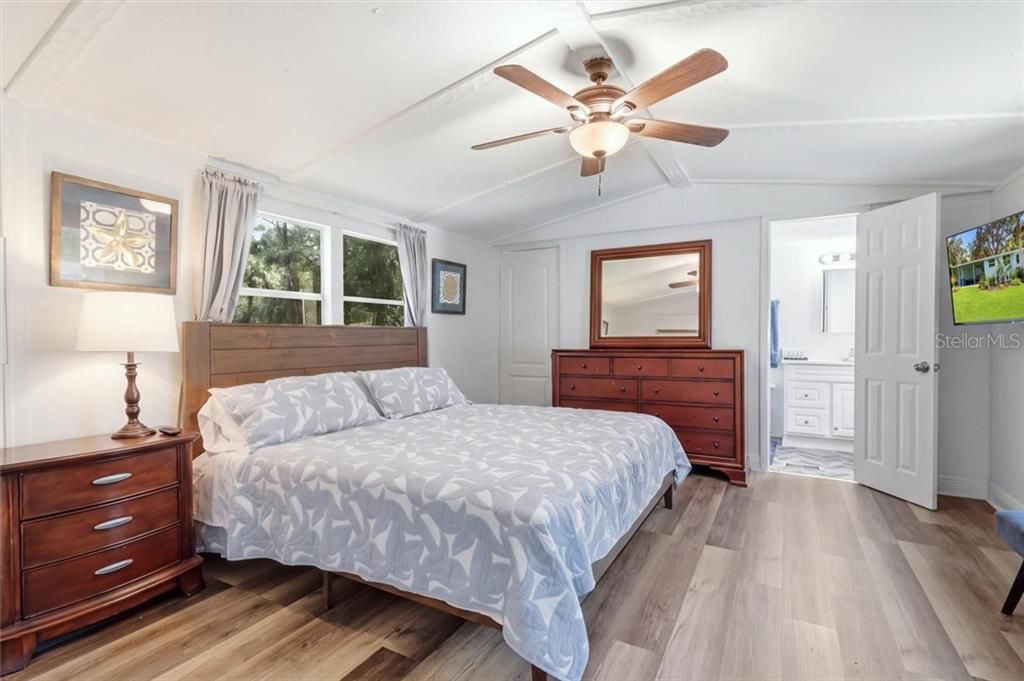For Sale: $195,000 (2 beds, 2 baths, 1050 Square Feet)