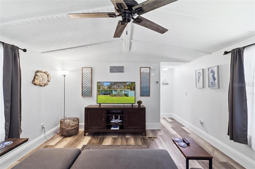 For Sale: $195,000 (2 beds, 2 baths, 1050 Square Feet)