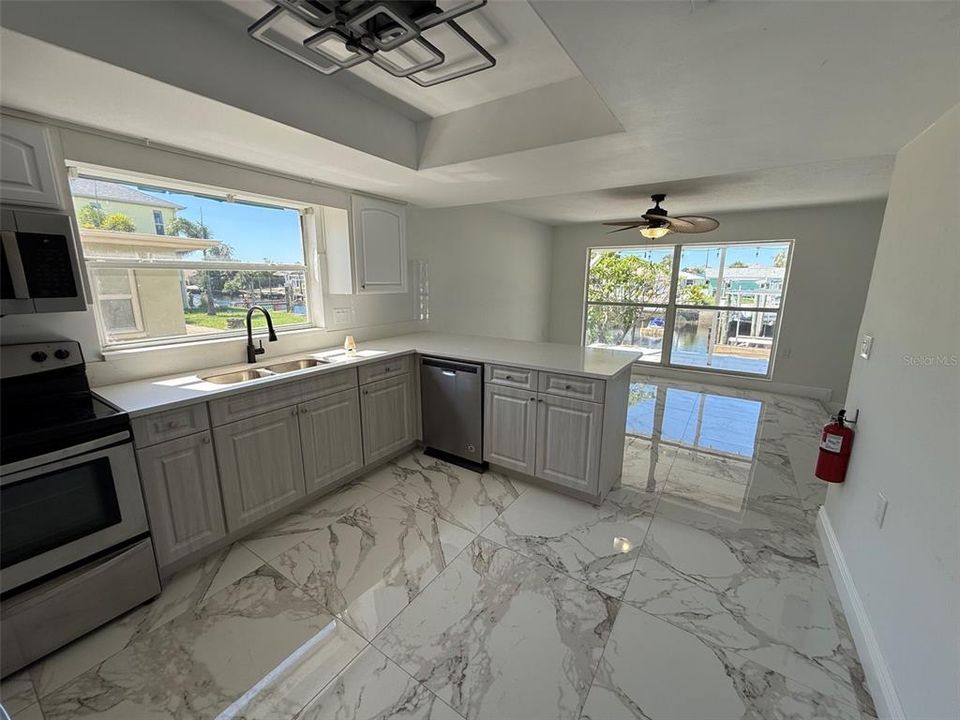 For Sale: $369,900 (2 beds, 2 baths, 2213 Square Feet)